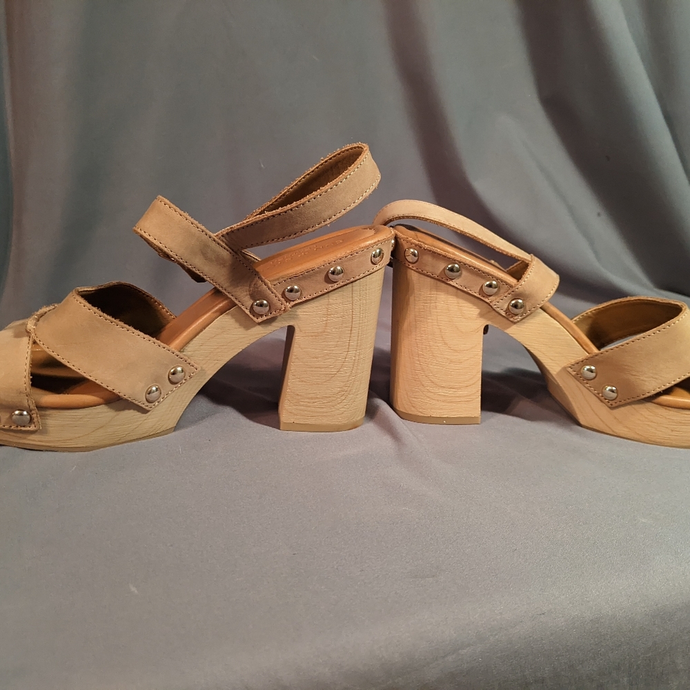 Sun & Stone beige/nude strappy sandals, size 9